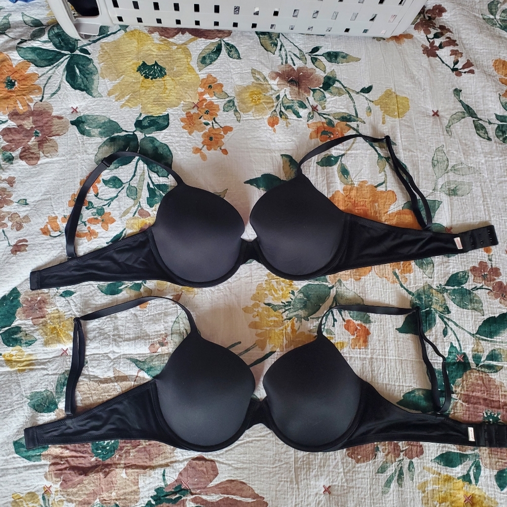 VS Pink lightly lined bras 36C